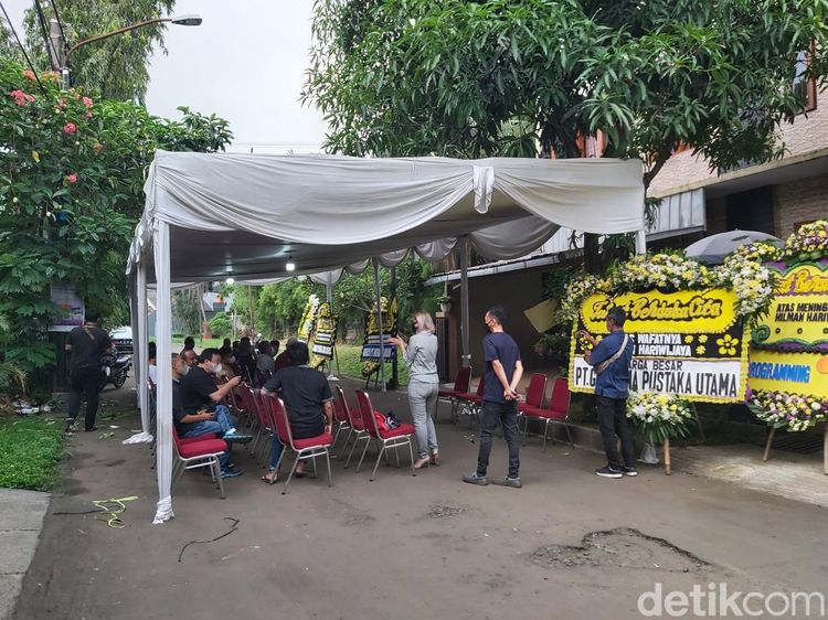 Suasana Rumah Duka Penulis Lupus Hilman Hariwijaya