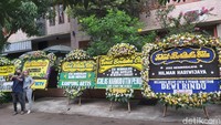 Rumah duka Hilman Hariwijaya sudah dipenuhi karangan bunga dari para rekan kerja dan sahabatnya. Foto: Pingkan Anggraini/ detikHOT