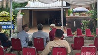 Para tetangga diketahui sudah datang ke rumah duka mendiang Hilman Hariwijaya. Foto: Pingkan Anggraini/ detikHOT