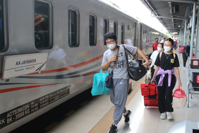 Penumpang kereta api (KA) jarak jauh yang sudah mendapatkan dua kali vaksin (lengkap) atau booster tak perlu lagi tes COVID-19. KAI akan memperketat pengawasan protokol kesehatan (prokes). (dok KAI Daop 1)