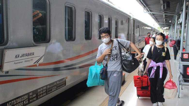 Penumpang kereta api (KA) jarak jauh yang sudah mendapatkan dua kali vaksin (lengkap) atau booster tak perlu lagi tes COVID-19. KAI akan memperketat pengawasan protokol kesehatan (prokes). (dok KAI Daop 1) Penumpang kereta api (KA) jarak jauh yang sudah mendapatkan dua kali vaksin (lengkap) atau booster tak perlu lagi tes COVID-19. KAI akan memperketat pengawasan protokol kesehatan (prokes). (dok KAI Daop 1)