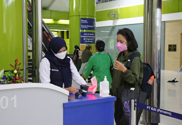 Penumpang kereta api (KA) jarak jauh yang sudah vaksin kedua (lengkap) atau ketiga (booster) tak perlu lagi tes COVID-19 (dok KAI Daop 1)