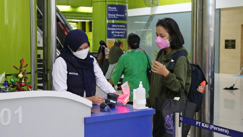 Penumpang kereta api (KA) jarak jauh yang sudah vaksin kedua (lengkap) atau ketiga (booster) tak perlu lagi tes COVID-19 (dok KAI Daop 1) Penumpang kereta api (KA) jarak jauh yang sudah vaksin kedua (lengkap) atau ketiga (booster) tak perlu lagi tes COVID-19 (dok KAI Daop 1)