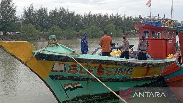 Personel Ditpolairud Polda Aceh memeriksa kapal nelayan berbendera India di Banda Aceh