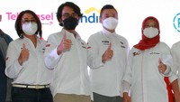 Direktur Keuangan, Strategi dan Manajemen Risiko Indonesia Tourism Development Corporation (ITDC) Nugdha Achadie (2 kiri), Direktur Pengembangan Bisnis ITDC Ema Widiastuti (kiri), Wakil Direktur Utama Mandalika Grand Prix Association (MGPA) Cahyadi Wanda (2 kanan), VP Corporate Communications PT Pertamina (Persero) Fajriyah Usman (kanan) berfoto disela press conference Mandalika GP Series di Mandalika GP Hub, Oval Atrium Epicentrum Walk, Jakarta, Selasa (8/3).
