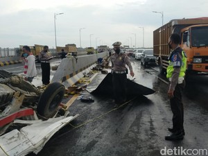 Pikap Muat Minyak Goreng Terbalik di Suramadu Diseruduk Truk Boks