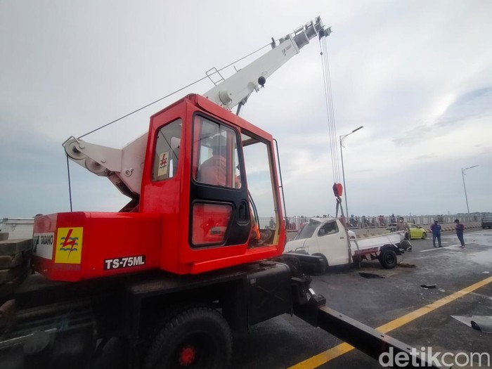Pikap terbalik di Suramadu dievakuasi dengan crane