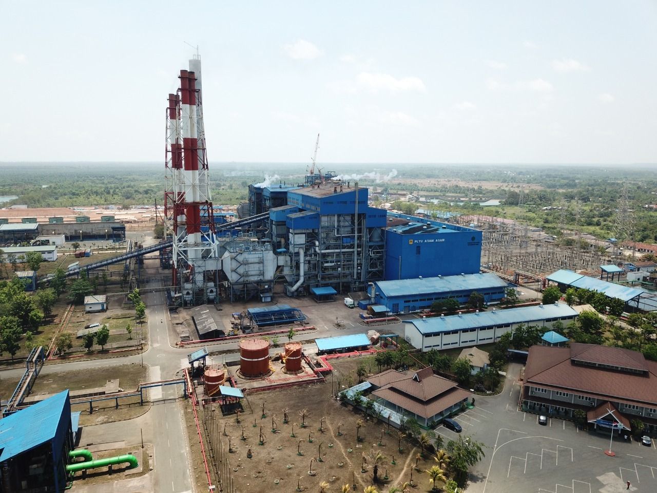 PLN bersama PT Adhi Karya Tbk (Persero) memakai limbah sisa pembakaran batu bara atau Fly Ash dan Bottom Ash (FABA) dari PLTU Asam Asam untuk bangun infrastruktur di Kalimantan Selatan.