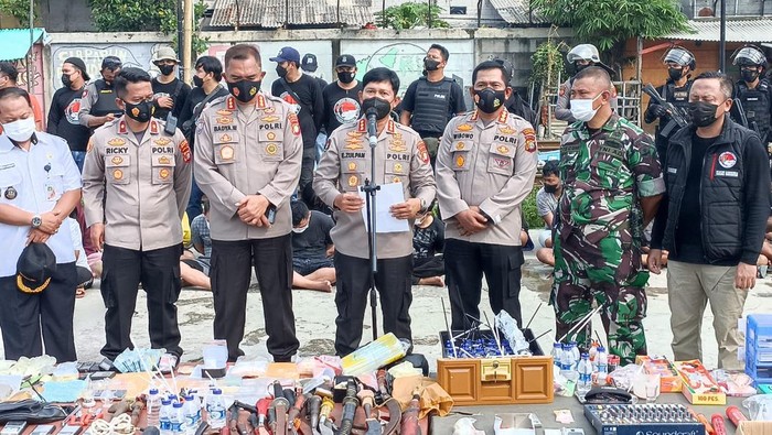 Polisi gerebek narkoba di Kampung Bahari Jakarta Utara, Rbu (7/3/2022).