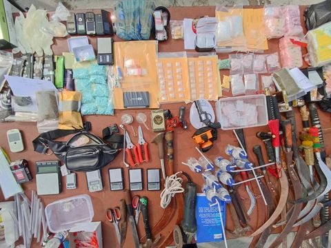 Polisi gerebek narkoba di Kampung Bahari Jakarta Utara, Rbu (7/3/2022).