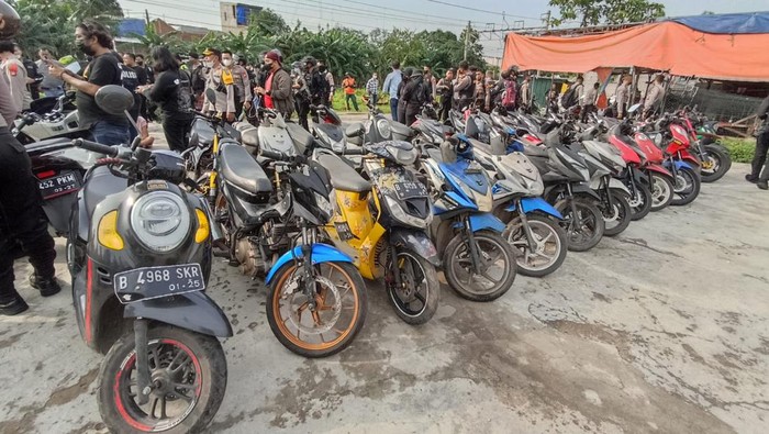 Polisi gerebek narkoba di Kampung Bahari Jakarta Utara, Rbu (7/3/2022).