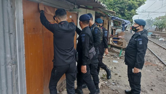 Polisi gerebek narkoba di Kampung Bahari Jakarta Utara, Rbu (7/3/2022).
