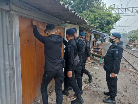 Polisi gerebek narkoba di Kampung Bahari Jakarta Utara, Rbu (7/3/2022).