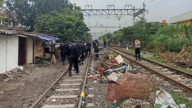 Polisi gerebek narkoba di Kampung Bahari Jakarta Utara, Rbu (7/3/2022).
