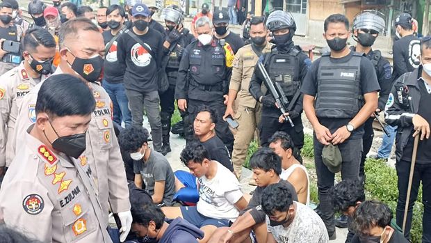 Polisi gerebek narkoba di Kampung Bahari Jakarta Utara, Rbu (7/3/2022).