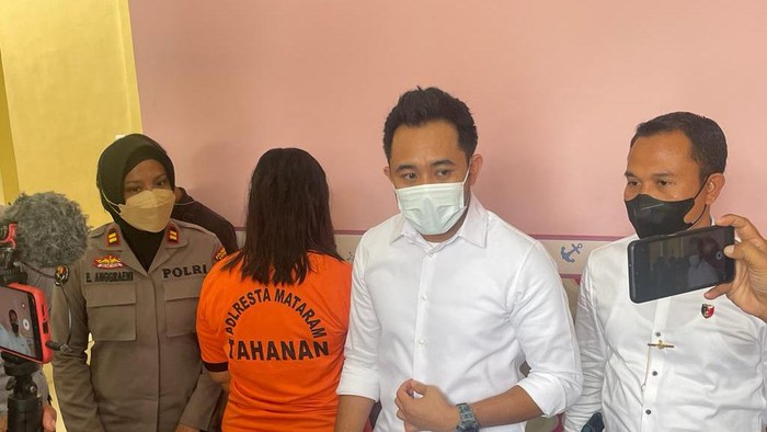 Polresta Mataram menggelar konferensi pers kasus penggelapan uang perusahaan melibatkan SPG dengan total kerugian Rp 1 miliar.