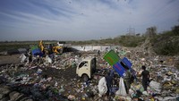 Sungai ini tercemar karena di sekitarnya jadi tempat pembuangan sampah.