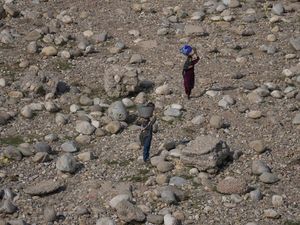 Potret Aktivitas Warga di Sungai Tawi India yang Tercemar