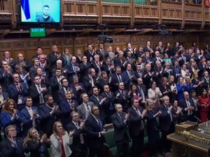 Presiden Ukraina Dapat Standing Ovation dari Wakil Rakyat Inggris
