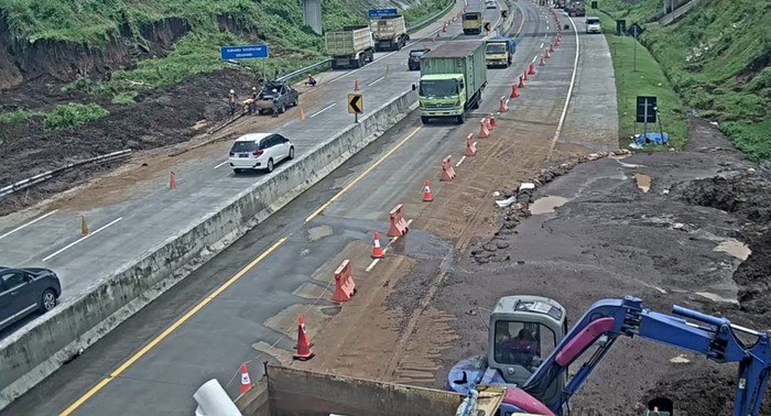 Proses pembersihan pascalongsor Tol Pandan-Malang