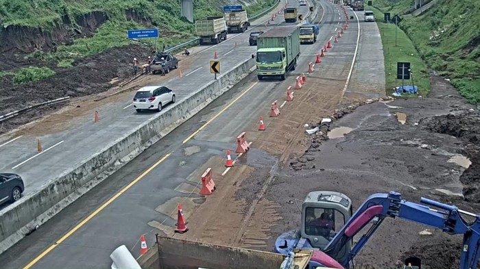 Proses pembersihan pascalongsor Tol Pandan-Malang