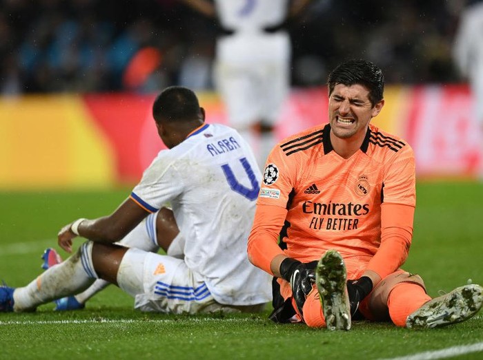 PARIS, FRANCE - FEBRUARY 15: Thibaut Courtois of Real Madrid goes down with an injury during the UEFA Champions League Round Of Sixteen Leg One match between Paris Saint-Germain and Real Madrid at Parc des Princes on February 15, 2022 in Paris, France. (Photo by Shaun Botterill/Getty Images)