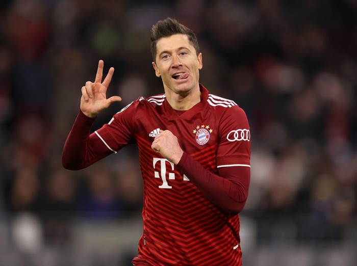 MUNICH, GERMANY - MARCH 08: Robert Lewandowski of FC Bayern Muenchen celebrates after scoring their team's third goal during the UEFA Champions League Round Of Sixteen Leg Two match between Bayern München and FC Salzburg at Football Arena Munich on March 08, 2022 in Munich, Germany. (Photo by Alex Grimm/Getty Images)