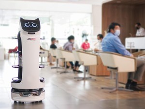 Kararacang... Permen,... Ada Robot Pelayan di Bengkel Toyota Cilandak