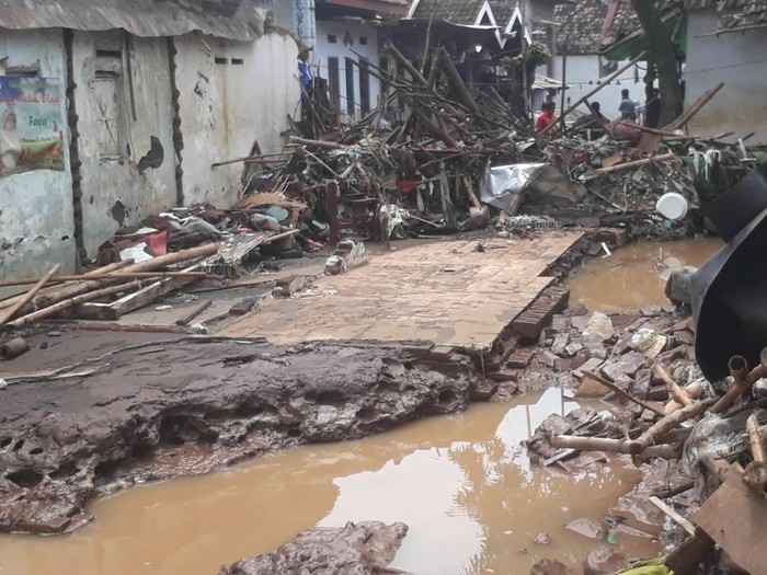 rumah rata tanah karena banjir