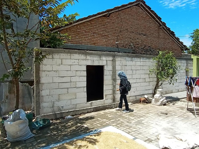 Rumah Sutikah (55) yang ditutup tembok tetangganya di Kudus, Rabu (9/3/2022).