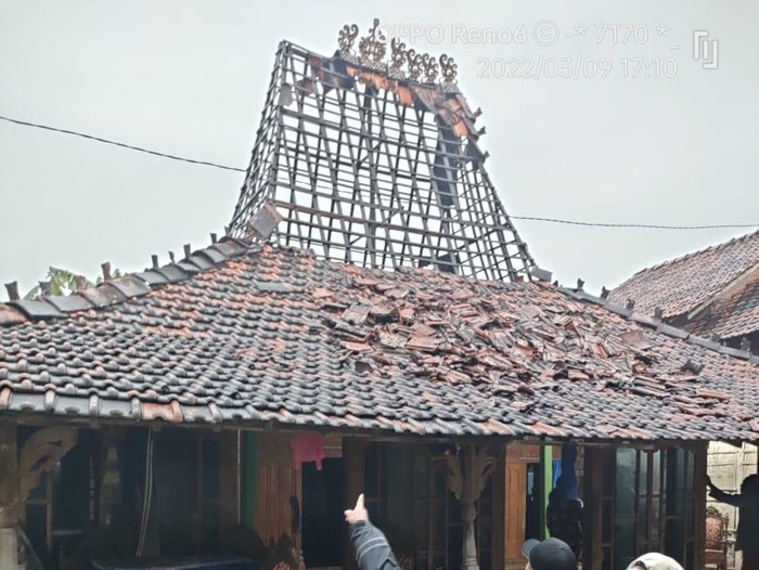 Rumah warga Desa Kutuk, Undaan, Kudus tersambar petir, Rabu (9/3/2022).