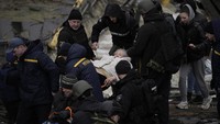 Rusia juga mengusulkan untuk menyetujui rute dan waktu mulai koridor kemanusiaan dengan Ukraina sebelum 03:00 MSK pada 9 Maret. AP Photo/Vadim Ghirda.