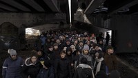 Evakuasi warga sipil terjadi pada Selasa (8/3) pagi, khususnya dari Kota Sumy, di mana dua konvoi pergi pada siang hari. Evakuasi juga terjadi di luar ibukota Kiev. AP Photo/Felipe Dana.  