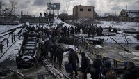 Warga Ukraina ramai-ramai meninggalkan kawasan Irpin yang berada di pinggiran Kyiv, ibu kota Ukraina, untuk mengungsi, Selasa (8/3/2022) waktu setempat. AP Photo/Felipe Dana.