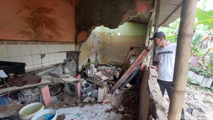 Satu unit rumah milik warga di Kampung Cibeber Hilir, RT 02/04, Desa Giri Asih, Kecamatan Batujajar, Kabupaten Bandung Barat ambruk pada Rabu (9/3/2022) sekitar pukul 10.00 WIB.