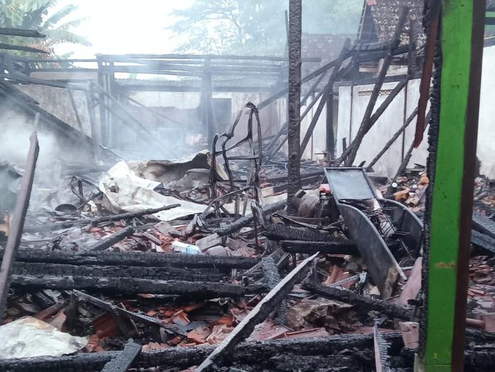 Sebuah rumah dan toko di Ngawi, ludes terbakar