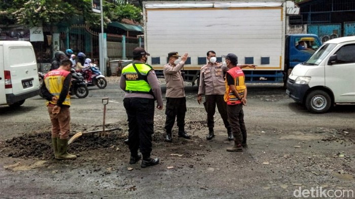 Setelah sempat mendapat protes dari seratusan sopir angkot jurusan Cibadak - Cicurug pada Senin (7/3) kemarin. Sejumlah ruas jalan yang mengalami kerusakan kini mulai mendapat penanganan.