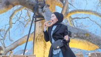 Pengusaha ini kerap berlibur ke berbagai kota dan negara. Tak lupa ia membagikan pose cantiknya saat menikmati roti. Foto: Instagram @shandypurnamasari