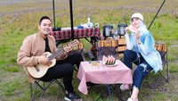 Momen kebersamaan Shandy dan Gilang atau Juragan 99 saat piknik bersama di Bromo beberapa waktu lalu. Mereka tampak menikmati semangka dan minuman hangat. Foto: Instagram @shandypurnamasari
