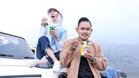 Saat dingin melanda, memang mie instan berkuah yang paling tepat untuk disantap. Begitu juga Shandy dan sang suami yang sedang menikmati mie instan cup. Foto: Instagram @shandypurnamasari