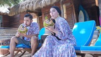 Shandy dan Gilang berpose bersama dengan baju pasangan yang serasi. Keduanya tampak menikmati kelapa muda yang menyegarkan. Foto: Instagram @shandypurnamasari