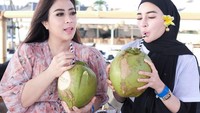Shandy juga pernah menikmati kelapa muda segar itu bersama teman bisnisnya Maharani Kemala di salah satu beach club Bali. Foto: Instagram @shandypurnamasari