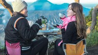 Begini momen manis Shandy dan sang suami. Keduanya tampak menikmati secangkir kopi hangat dengan pemandangan Gunung Bromo yang cantik. Foto: Instagram @shandypurnamasari