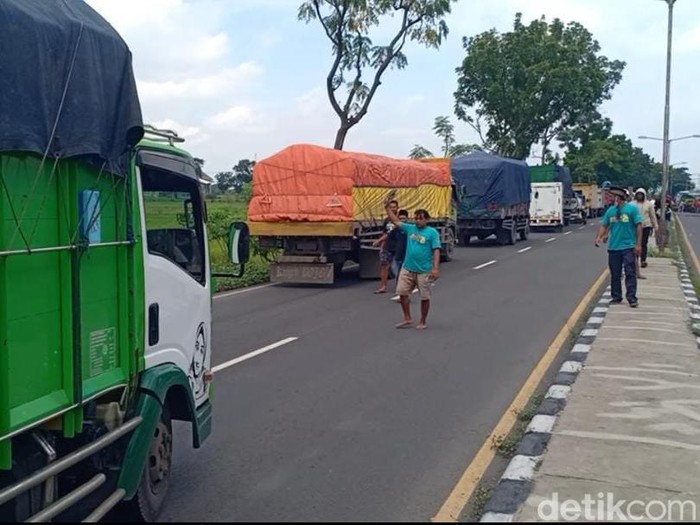 Sopir truk di Nganjuk sweeping ajak mogok kerja demo ODOL (Foto: Sugeng Harianto/detikJatim)