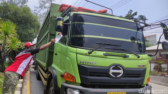 Sopir truk di Sidoarjo aksi damai bagi selebaran untuk sopir truk lain agar ikut mogok kerja dan mogok kerja massal.