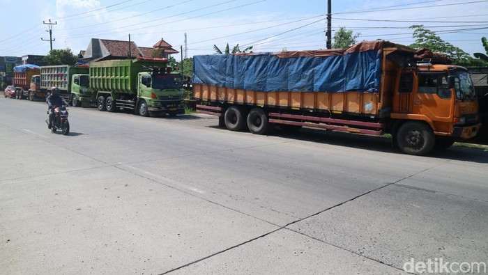 Para sopir truk di Kudus mogok kerja menolak penindakan terhadap truk ODOL, Rabu (9/3/2022).