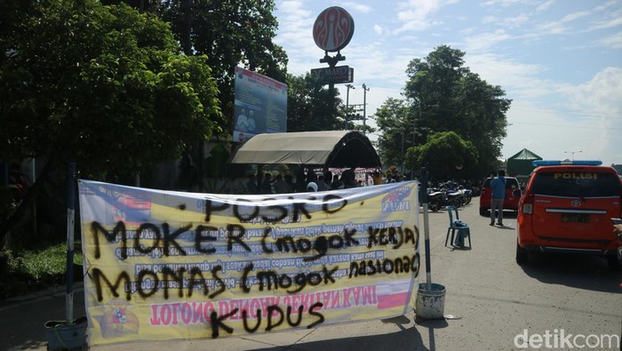 Para sopir truk di Kudus mogok kerja menolak penindakan terhadap truk ODOL, Rabu (9/3/2022).