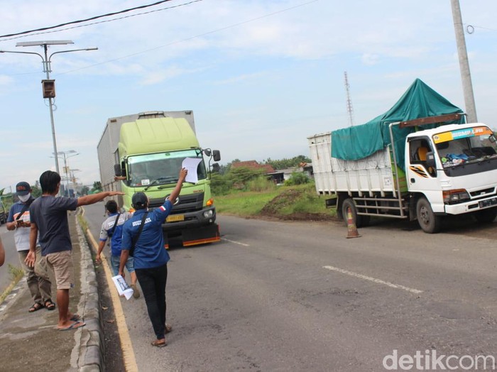 Sopir truk mengadang truk lain supaya ikut serta mogok kerja memprotes aturan ODOL di Jombang