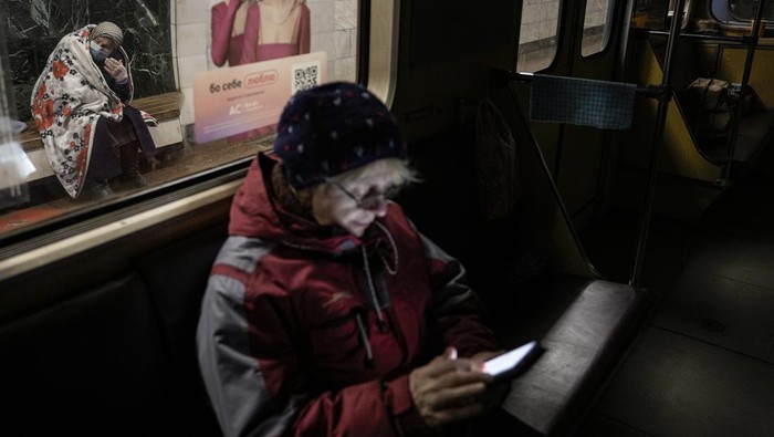 Serangan Rusia ke ibu kota Ukraina membuat warga Kyiv ramai-ramai mengungsi ke stasiun kereta bawah tanah yang tak beroperasi. Seperti apa kondisi di sana?
