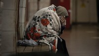 Taria Blazhevics, seorang warga Kyiv lainnya pun mengatakan kepada AP, berlindung di stasiun kereta bawah tanah ini jauh lebih baik dibandingkan di basement, khususnya bagi anak-anak. AP Photo/Vadim Ghirda.